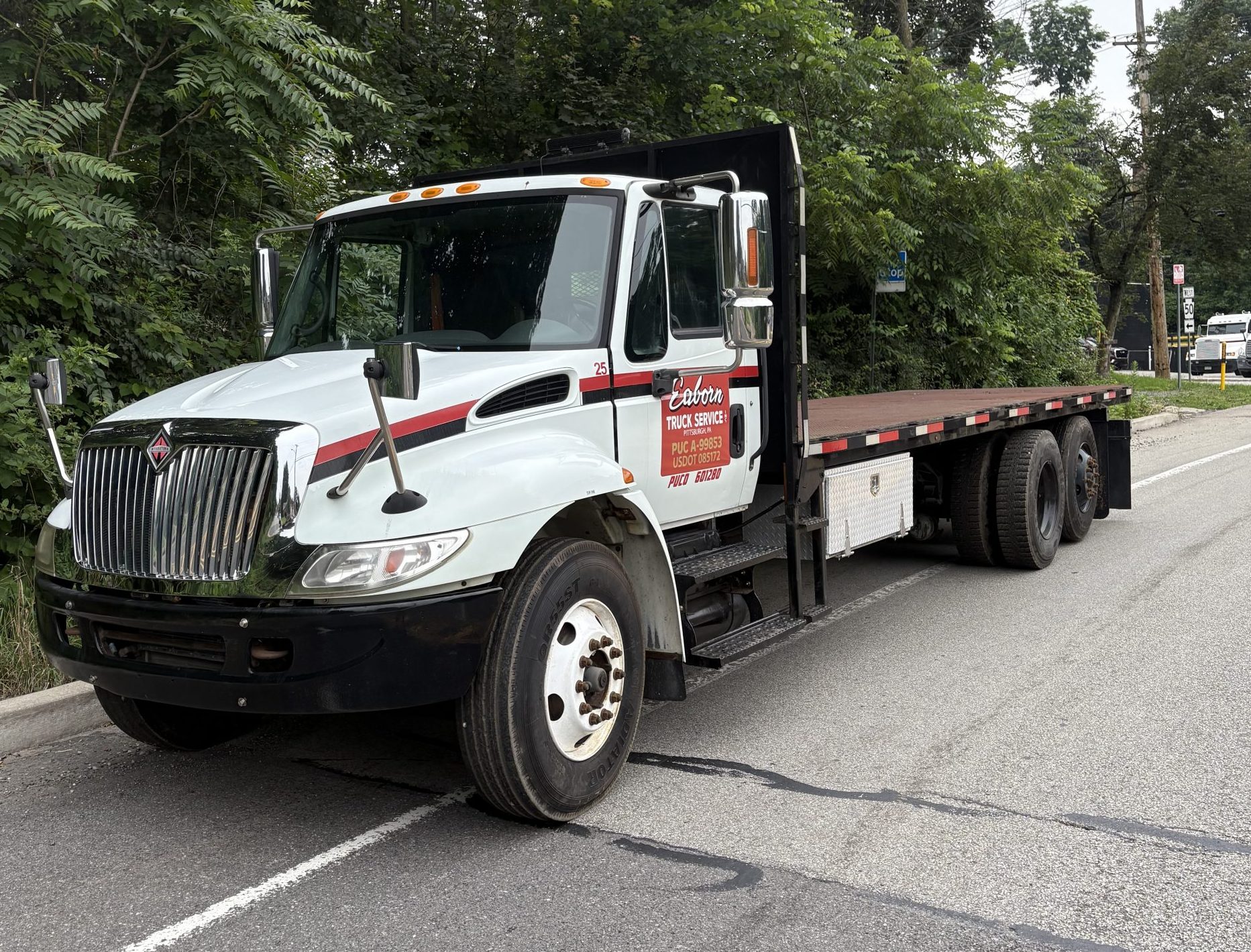 Flatbed straight truck